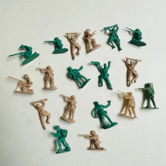 Green Tan Plastic Mini Soldiers 18 Pieces Kids Toy Mini Figures - Picture 2 of 5